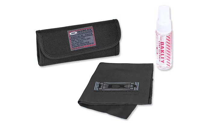 Zdjęcie produktu Zestaw Oakley do czyszczenia wizjerów - Lens Cleaning Kit - 07-012 