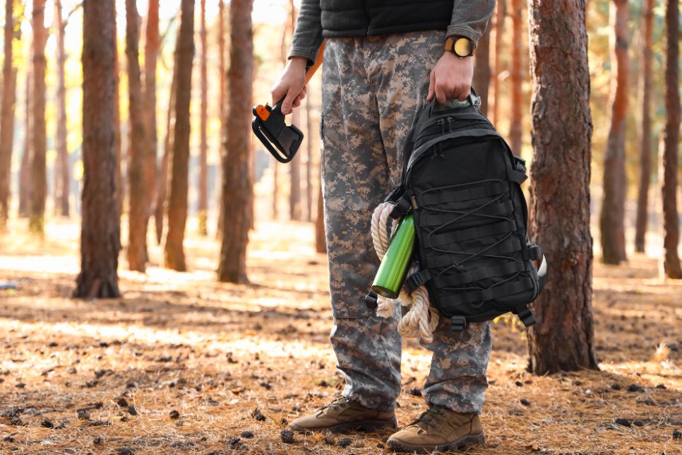Najlepsze akcesoria survivalowe - 10 elementów wyposażenia niezbędnego w terenie