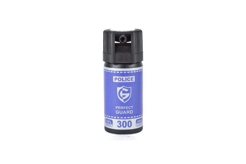 Na zdjęciu znajduje się gaz pieprzowy Police Perfect Guard 300 40 ml w chmurze.