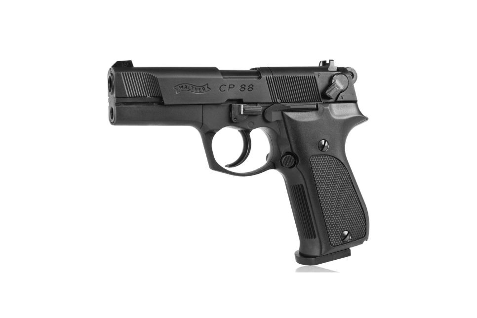 Na zdjęciu znajduje się pistolet wiatrówkowy Walther CP88 na białym tle.