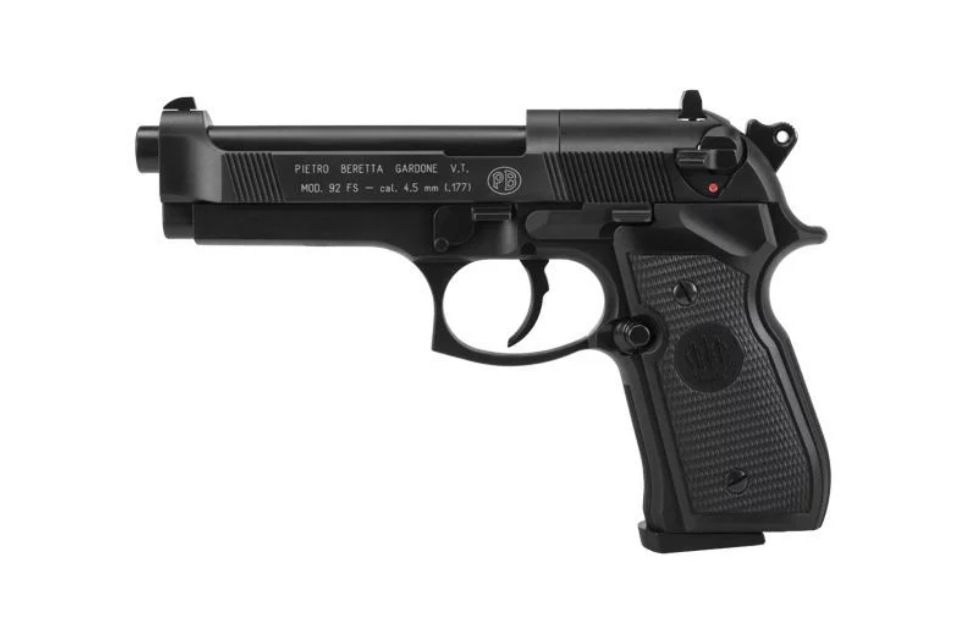 Na zdjęciu znajduje się pistolet wiatrówkowy Beretta 92 FS na białym tle.