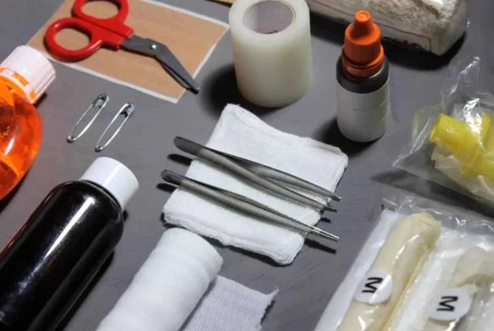 co powinno się znaleźć w apteczce do szkoły i zakładu pracy